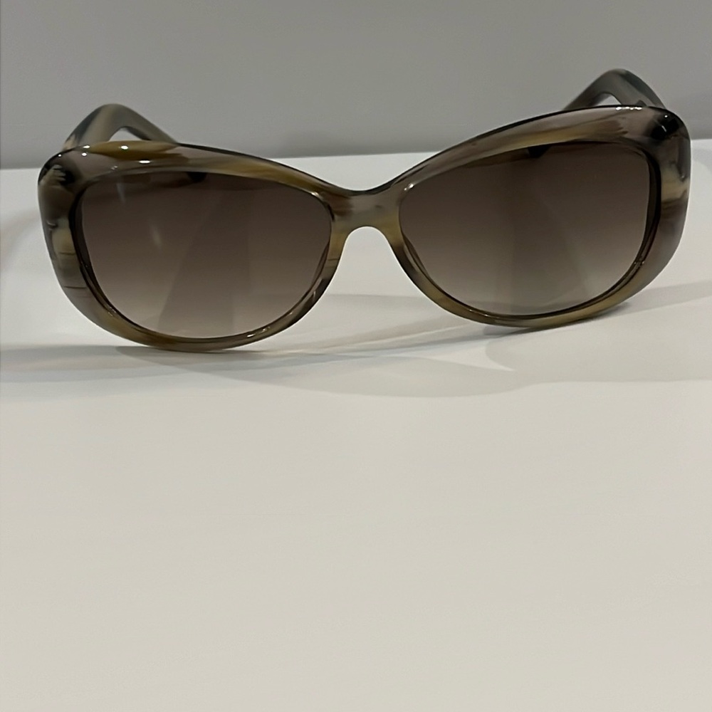 Gucci sunglasses in excellent condition worn twice.